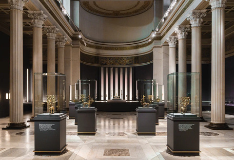 У входа на выставку