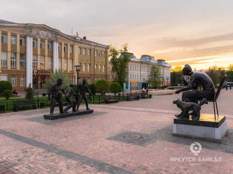 Площадь Труда и памятник Леониду Гайдаю