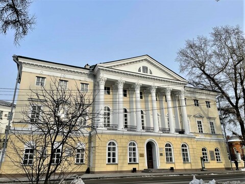 Белый дом и Краеведческий музей