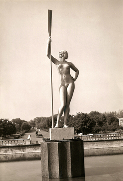 Девушка с веслом и Фигурный фонтан