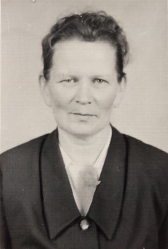 Раиса Николаевна Кочурова - в 1941 году - студентка IV курса геолого-почвенного фа-культета ЛГУ, в дальнейшем – доцент кафедры петрографии (1919-1989)