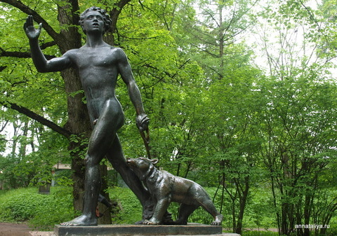 Скульптура "Мальчик с медведем"