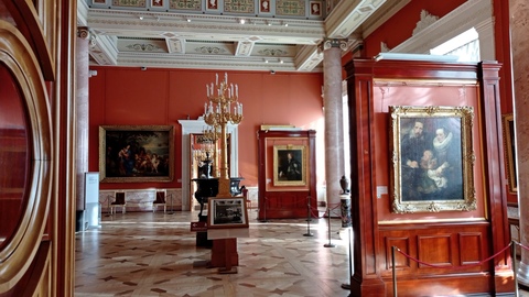 Зал Ван Дейка (зал 246)