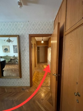 Пройдите из кабинета в коридор