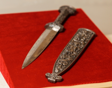 Кинжал с ножнами
