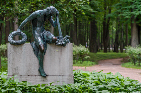 Статуя “Скорбь”