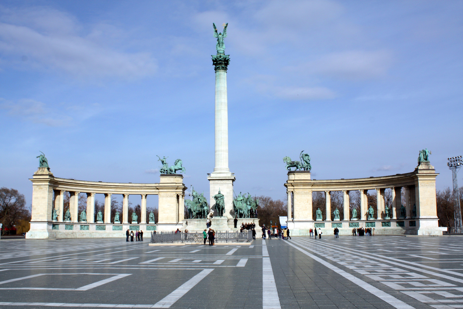 La Piazza degli Eroi