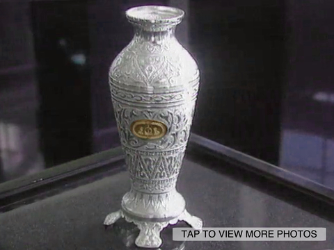 Tarian Kerajaan 花瓶 (银质长颈花瓶)