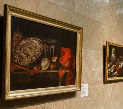 Меффрен Конт. Натюрморт с серебряным блюдом и фарфоровой чашкой