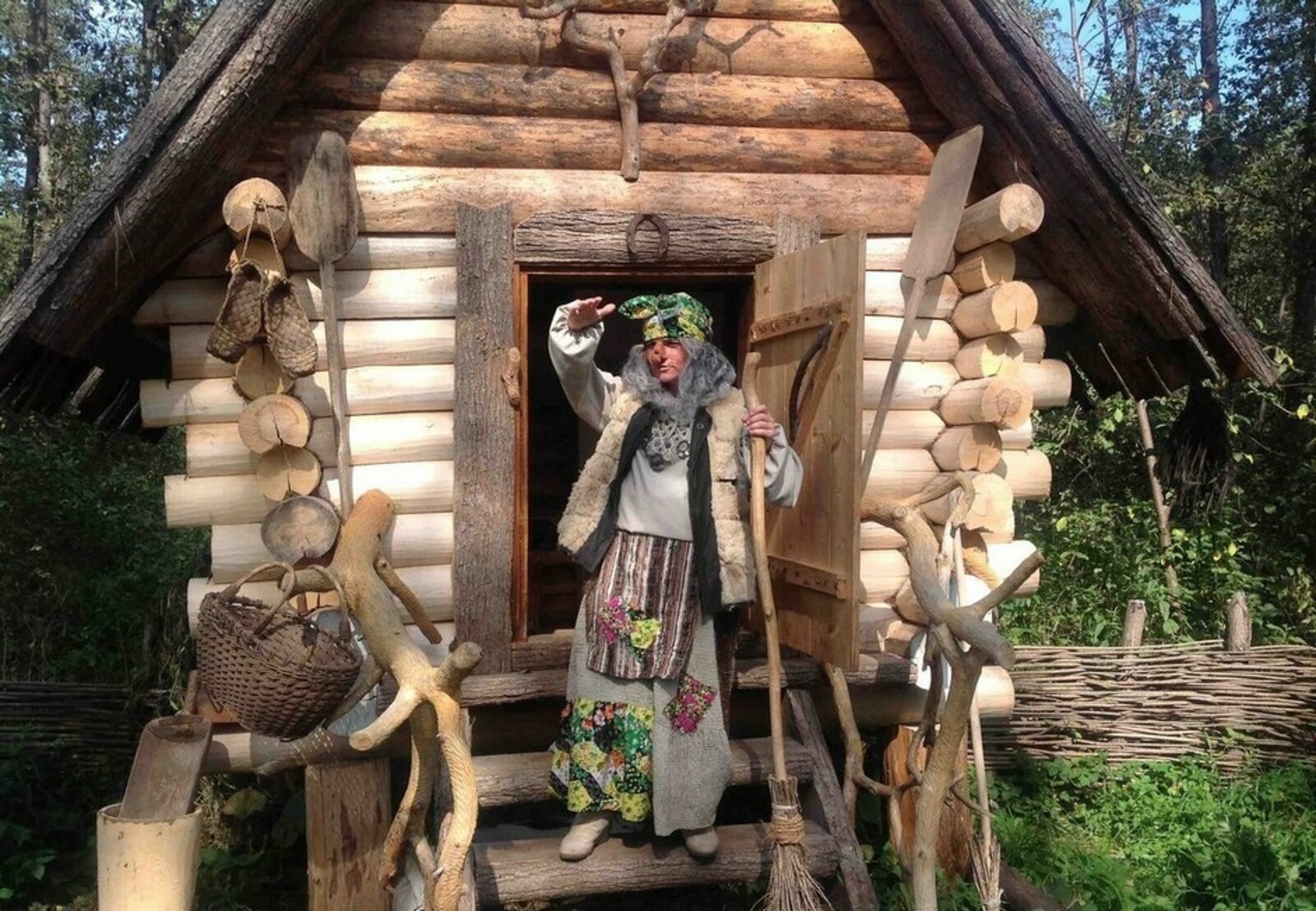 Сказочная резиденция Бабы-яги (д. Котловка, ул. Пионерская, 11, Граховский район, УР)