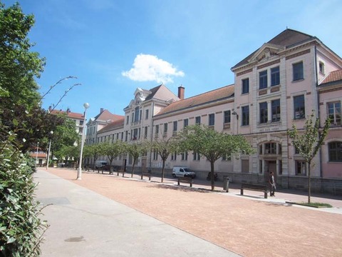 阿尔诺司令广场  place du Commandant Arnaud