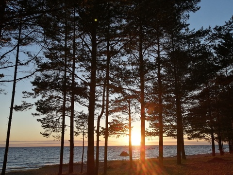 Широкий пляж с глубоким входом в залив