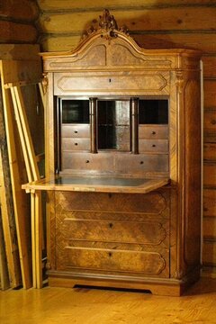 Шкаф. О Галине Маневич