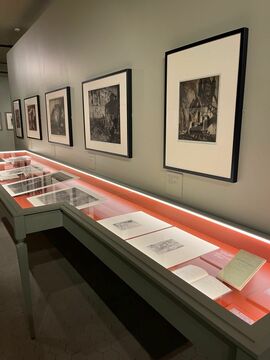 Витрина с работами Дюрера, Рембрандта, Джорджо Гизи, Джона Рафаэля Смита, Хендрика Голциуса и Оноре Домье