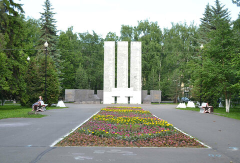 Плац-парадная площадь. Кировский сквер.