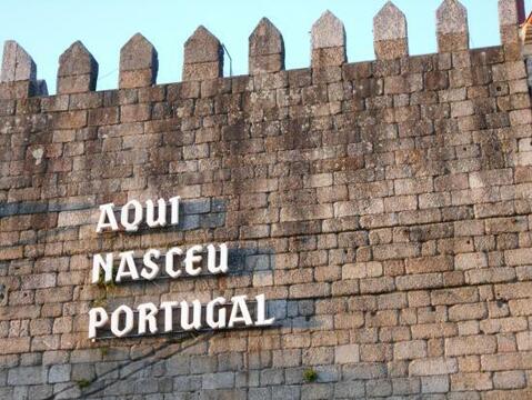 Muralha - "Aqui Nasceu Portugal"