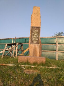 Свято–Георгиевская церковь и памятник