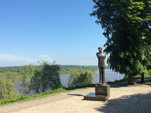 Памятник Б. Ахмадулиной