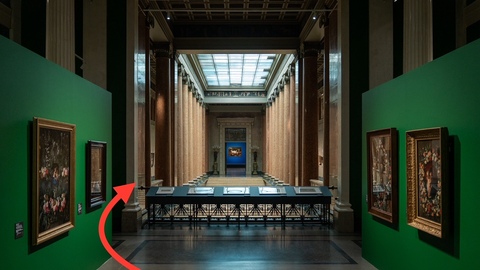 >>> Двигайтесь обратно к Белому залу вдоль колоннады слева