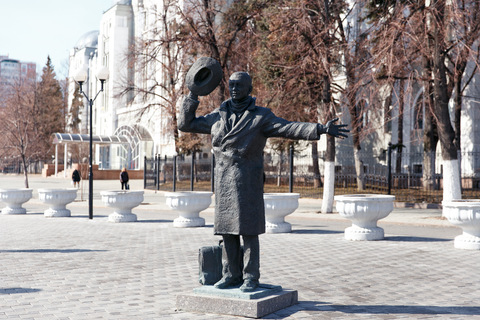 Памятник посвященный герою кинофильма "Берегись автомобиля" Юрию Деточкину