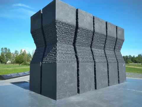 Памятник жертвам нацизма «Массив имен»