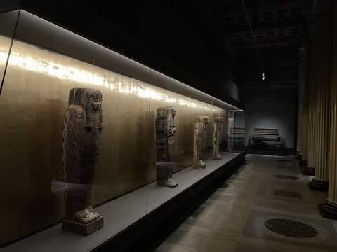 Витрина с саркофагами