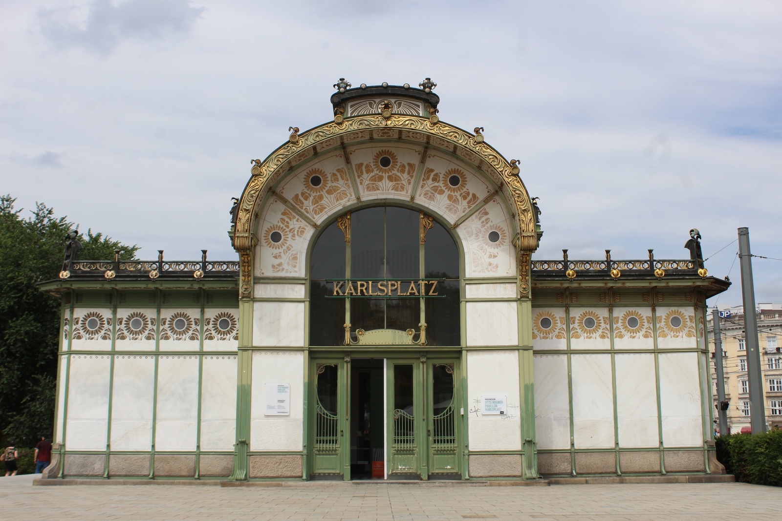 Karlsplatz U-Bahn Station
