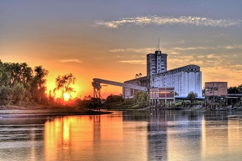 Silos en Barranqueras. Economía portuaria.