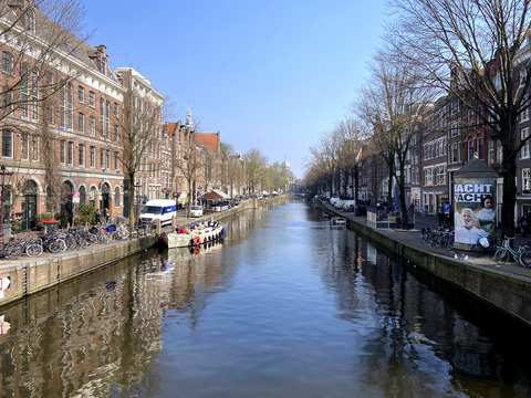 Oudezijds Voorburgwal: From Defensive Wall to Red Lights