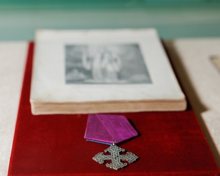 Знак Святой Нины 4-й степени. Альбом церквей и школ общества и народностей Кавказа.