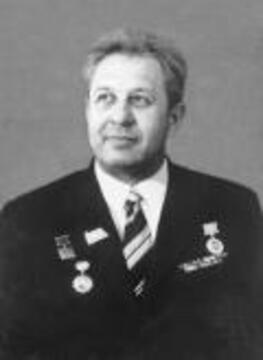 Алексей Иванович Богачев – выпускник кафедры петрографии. В 1941 г. – студент 3-го курса, однокурсник Ю.Д. Смирнова. Алексей Иванович Богачев - к.г.-м.н., заслуженный