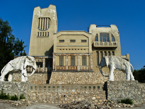 Дача со слонами