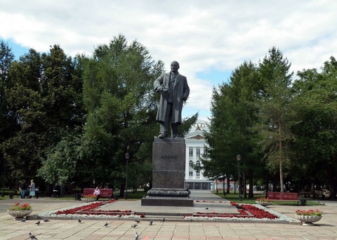 Главная аллея: площадь вождей и голубей