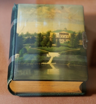 Альбом для фотографий с видом Императорского имения «Ильинское-Усово» на обложке