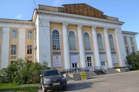 Городской дворец культуры и бывший хозяйственный корпус при доме губернатора