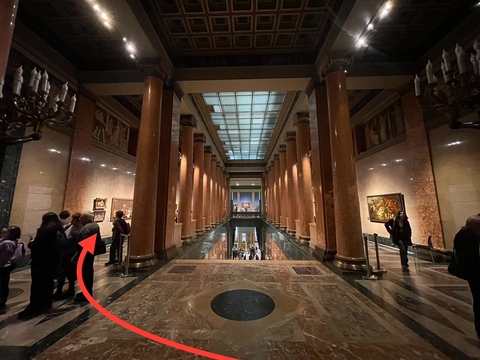 >>> Выйдите из Белого зала и идите вдоль левой колоннады