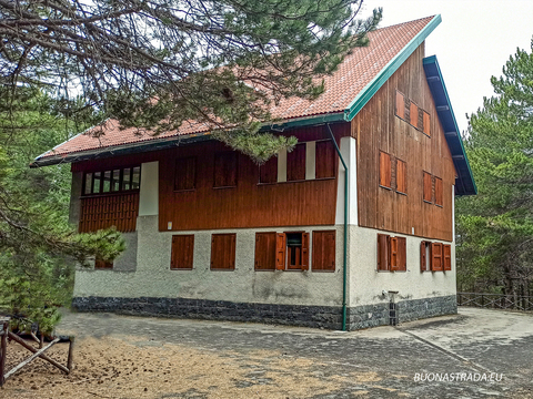Ragalna, San Giovanni Gualberto, Caserma e area attrezzata