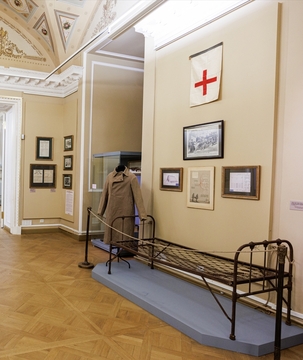 Инсталляция с кроватью, госпитальным халатом.