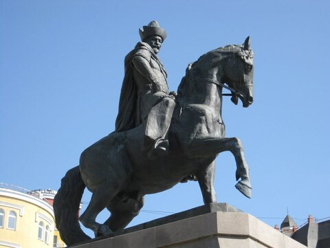 克涅萨雷纪念像。