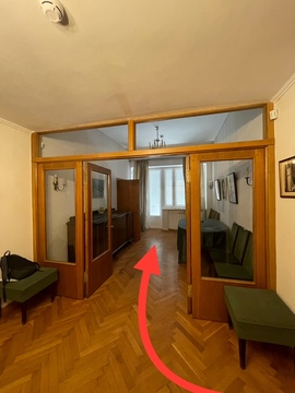 Выйдите обратно в холл и пройдите через распашные стеклянные двери в столовую