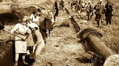 Эвакуированные студенты ЛГУ и жители Саратова на прокладке газопровода