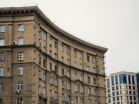 Дом "под строкой"