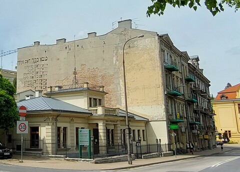 Mural with the lyrics of the song "Where is this street, where is this house" in Yiddish - 4 Ewangelicka Street