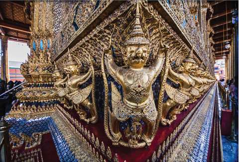 Позолоченные статуи Гаруд