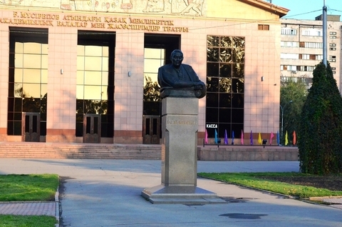 Памятник Габиту Мусрепову