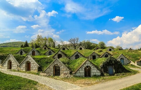 Pincesorok, pincefaluk, pincehegyek