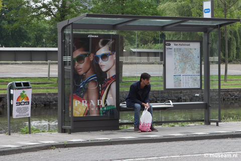 Droevige Man Wachtend op de Bus