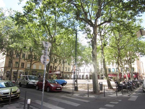 博通广场  place Bertone