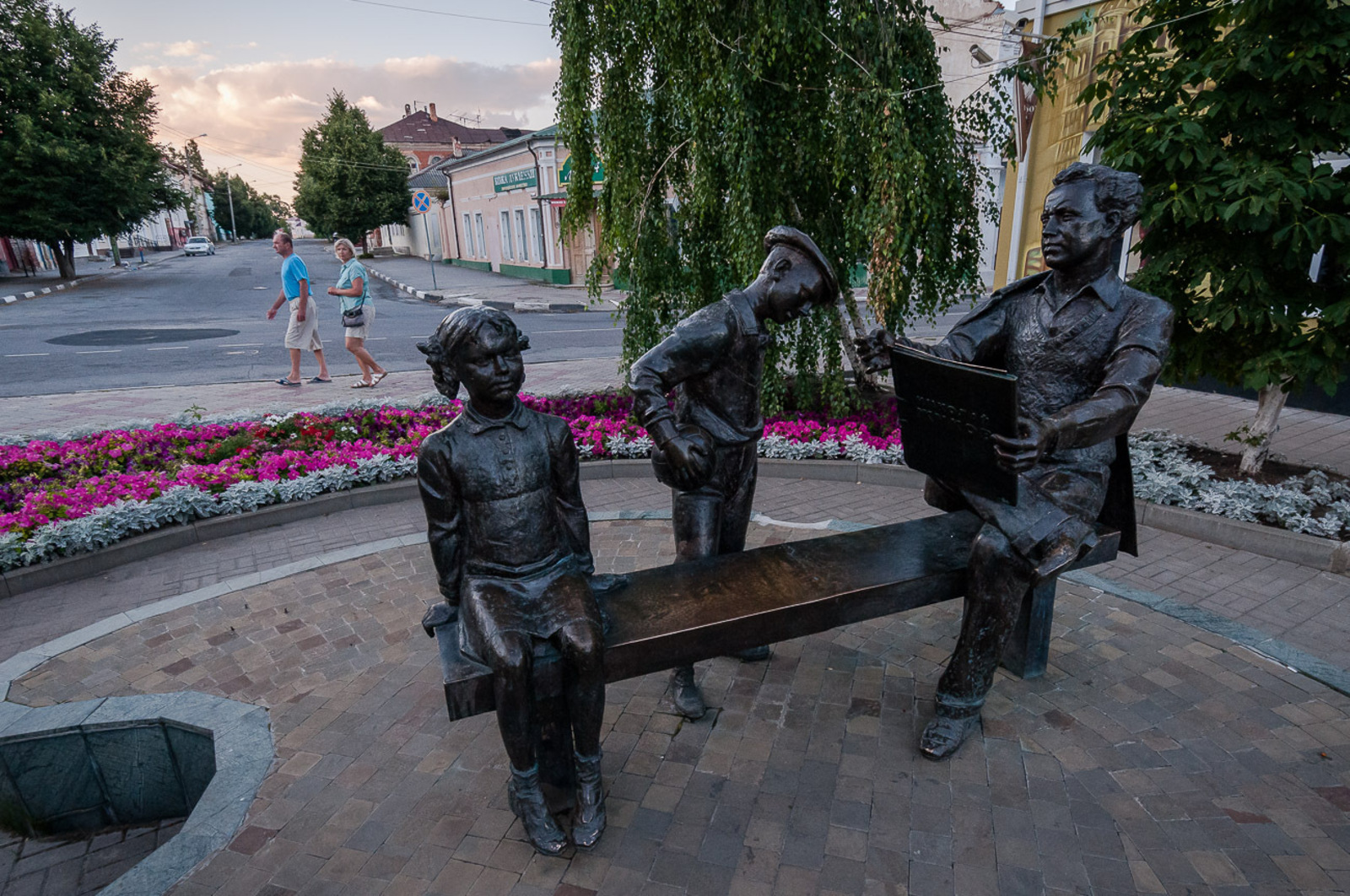 Памятник художнику Н.Н. Жукову (1908-1973), скульптор А.М. Таратынов