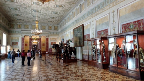 Рыцарский зал (зал 243)